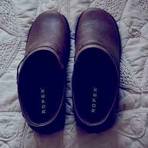 These are a size 9 but not true to size. Fit like a 8 1/2 N.